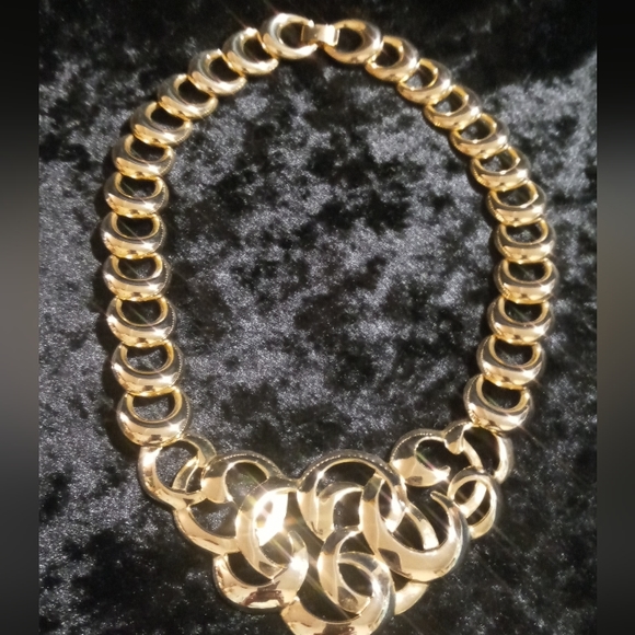 Collar necklace gold tone.circle links flip clasp. 16 inches - Picture 1 of 5